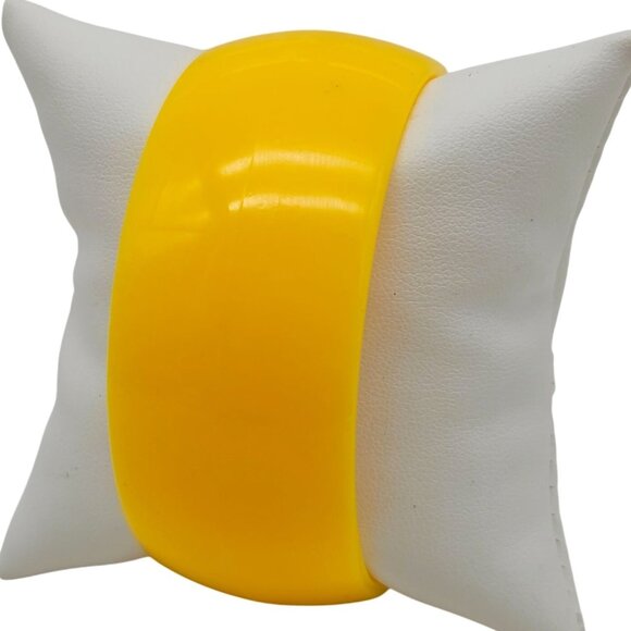 Vintage Wide Bangle Bracelet Solid Canary Yellow Lucite Plastic Retro Jewelry - Picture 1 of 5